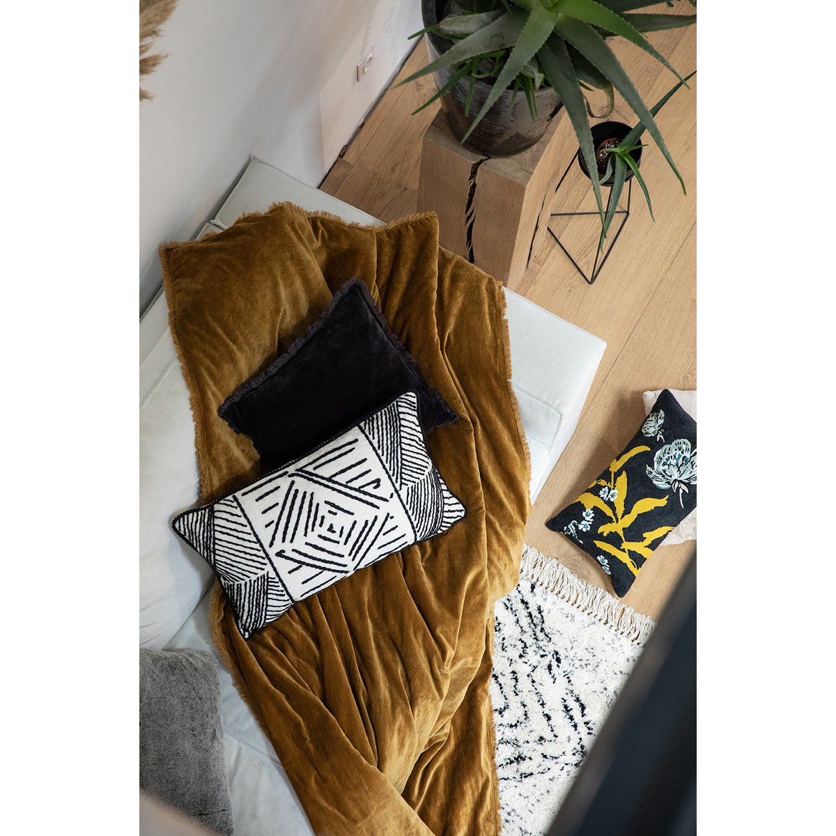 Jeté de lit en velours de coton Fara, couleur lin, 240 × 260 cm
