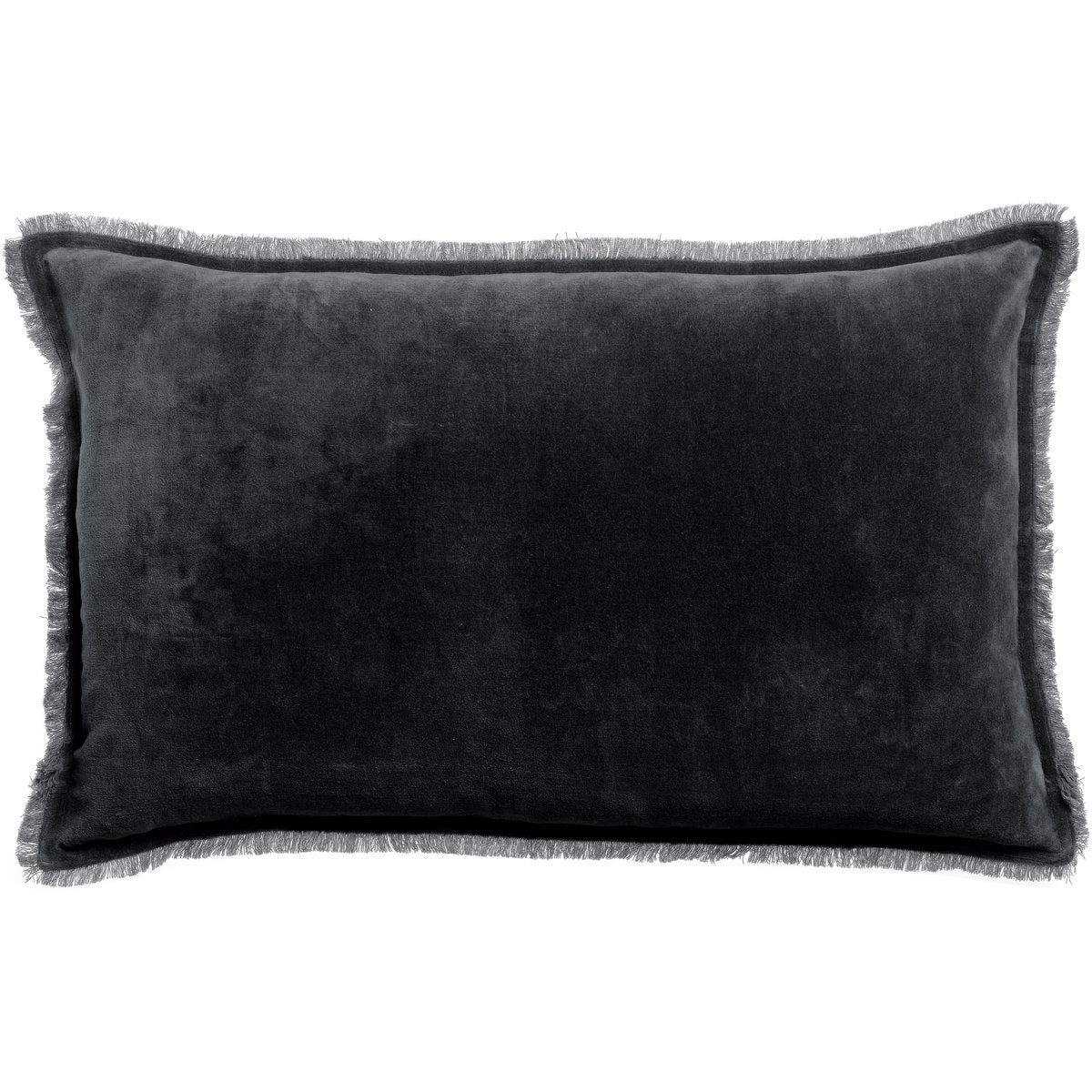 Kissen Fara aus Baumwollsamt in der Farbe „Caviar“, einem tiefen Anthrazitschwarz, mit Fransenrand, 40 × 65 cm