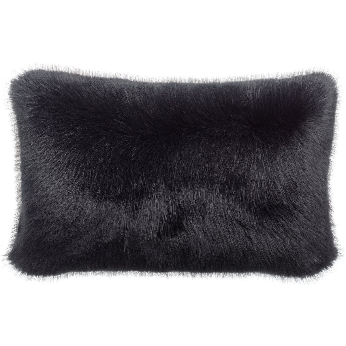 Kissen Nolan in der Farbe „Caviar“, ein tiefes Schwarz mit weichem, langflorigem Flor, 40 × 65 cm