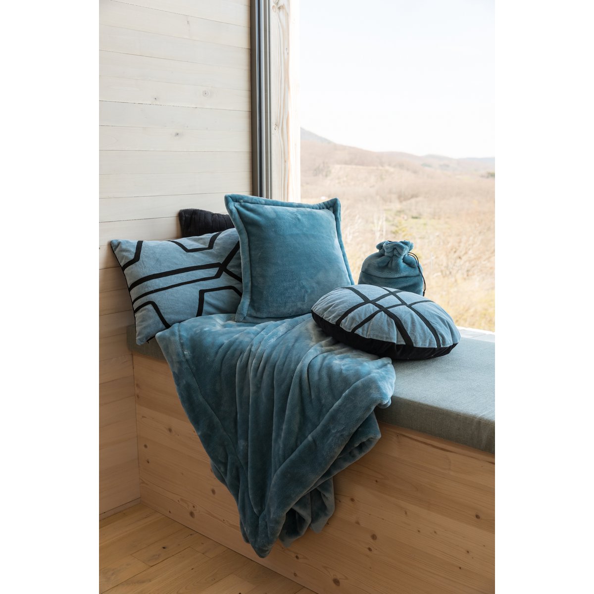 Tender polyester microfibre cushion in quartz, 50×50 cm