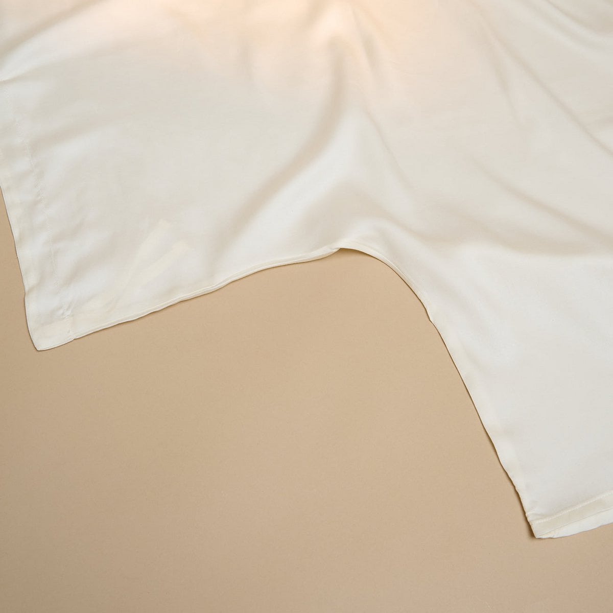 Close-up of the Tencel™ Sateen Duvet Cover in Off White fabric texture