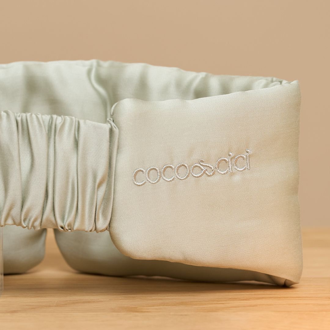 Close-up of the elastic band and the embroidered logo of the Gray Green sleeping mask
