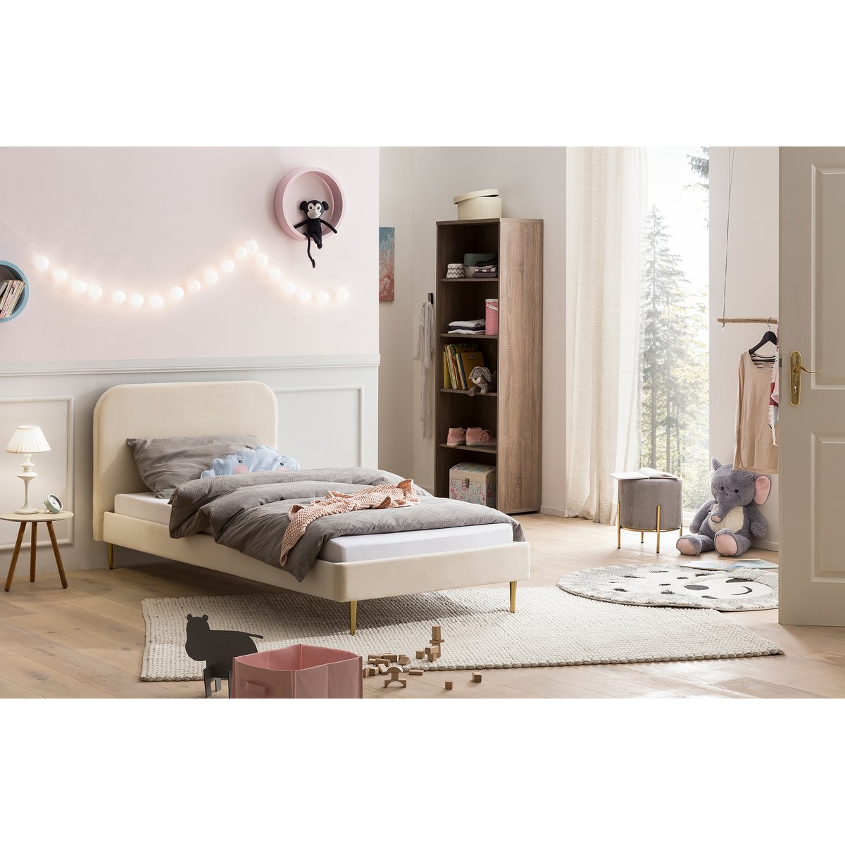 Polsterbett mit beigem Samtbezug, 90×200 cm, in einem Kinderzimmer