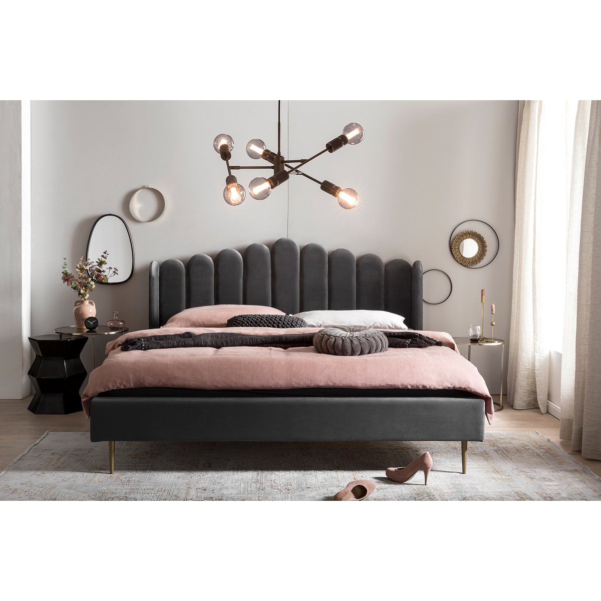 Muschelbett aus Samt in Grau, 180×200 cm, in einem Schlafzimmer mit rosafarbener Bettwäsche