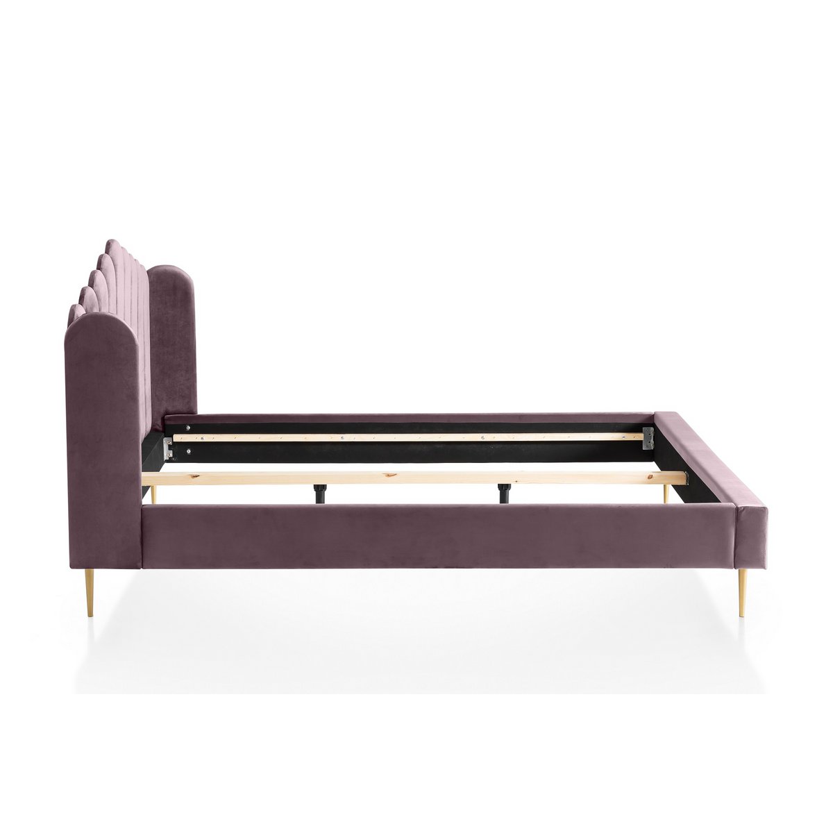 Vue de côté du lit coquille en velours violet montrant le profil de la tête de lit et les pieds peints en doré