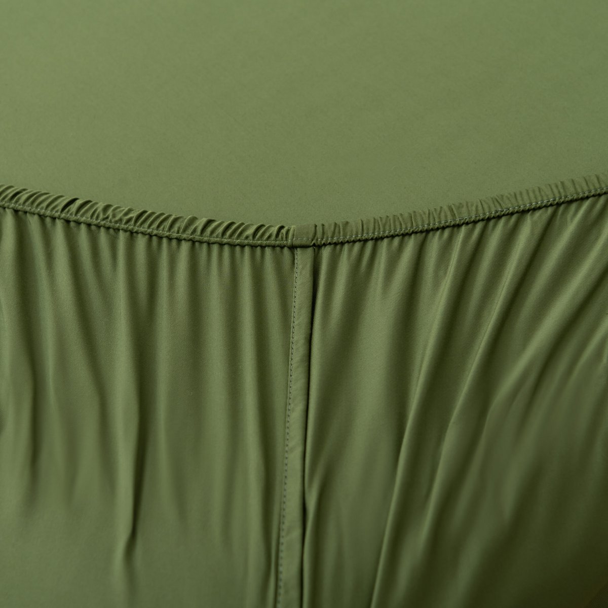 Deep Moss bamboo fitted sheet showing its elasticated corner 02