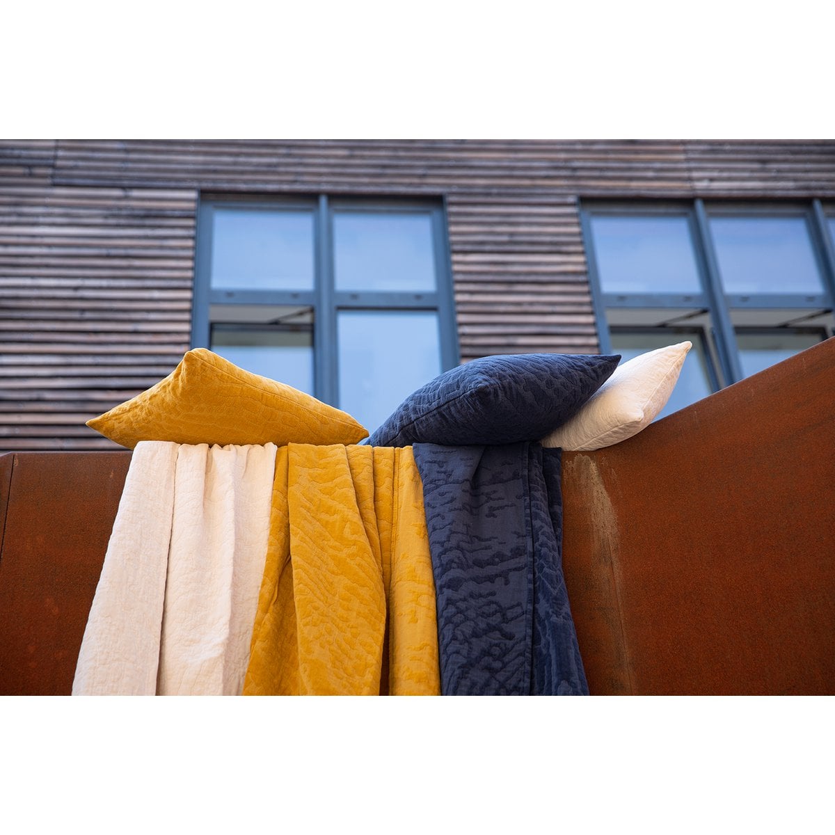 Inès-sierkussen in de kleur ‘Inktblauw’, met katoenen hoes en polyester vulling, 45×45 cm