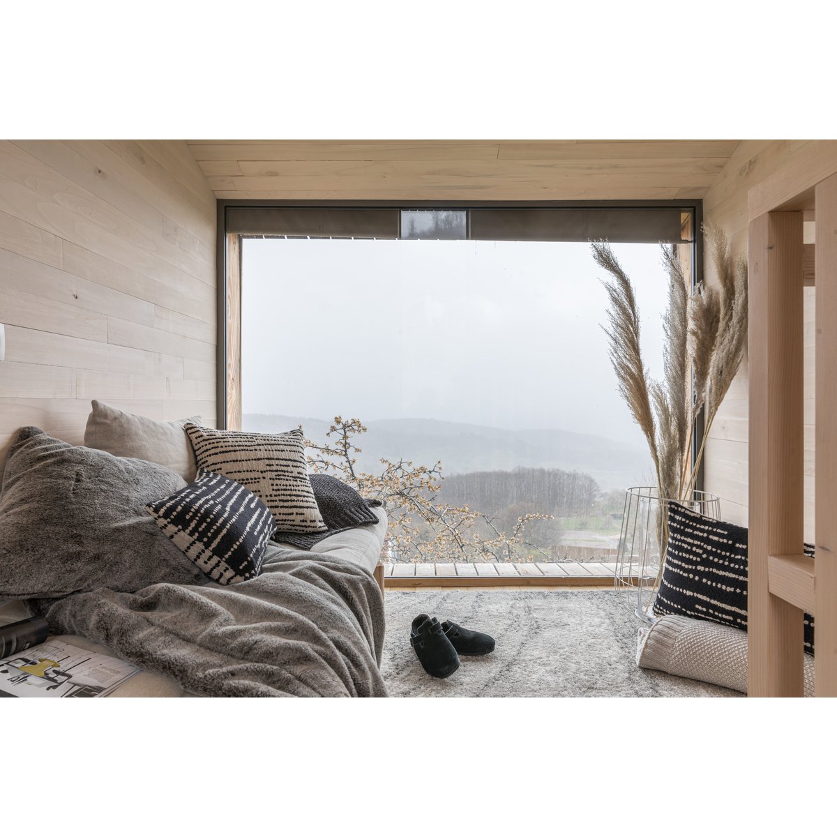 Kinta-sierkussens in een lichtgekleurd interieur