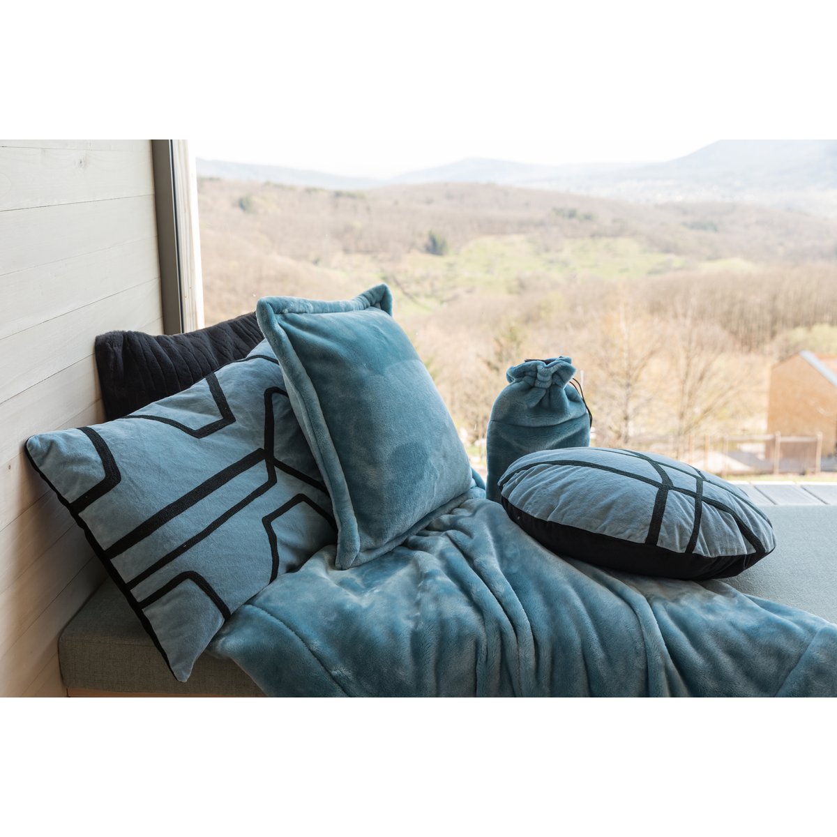 Tender polyester microfibre cushion in quartz, 50×50 cm