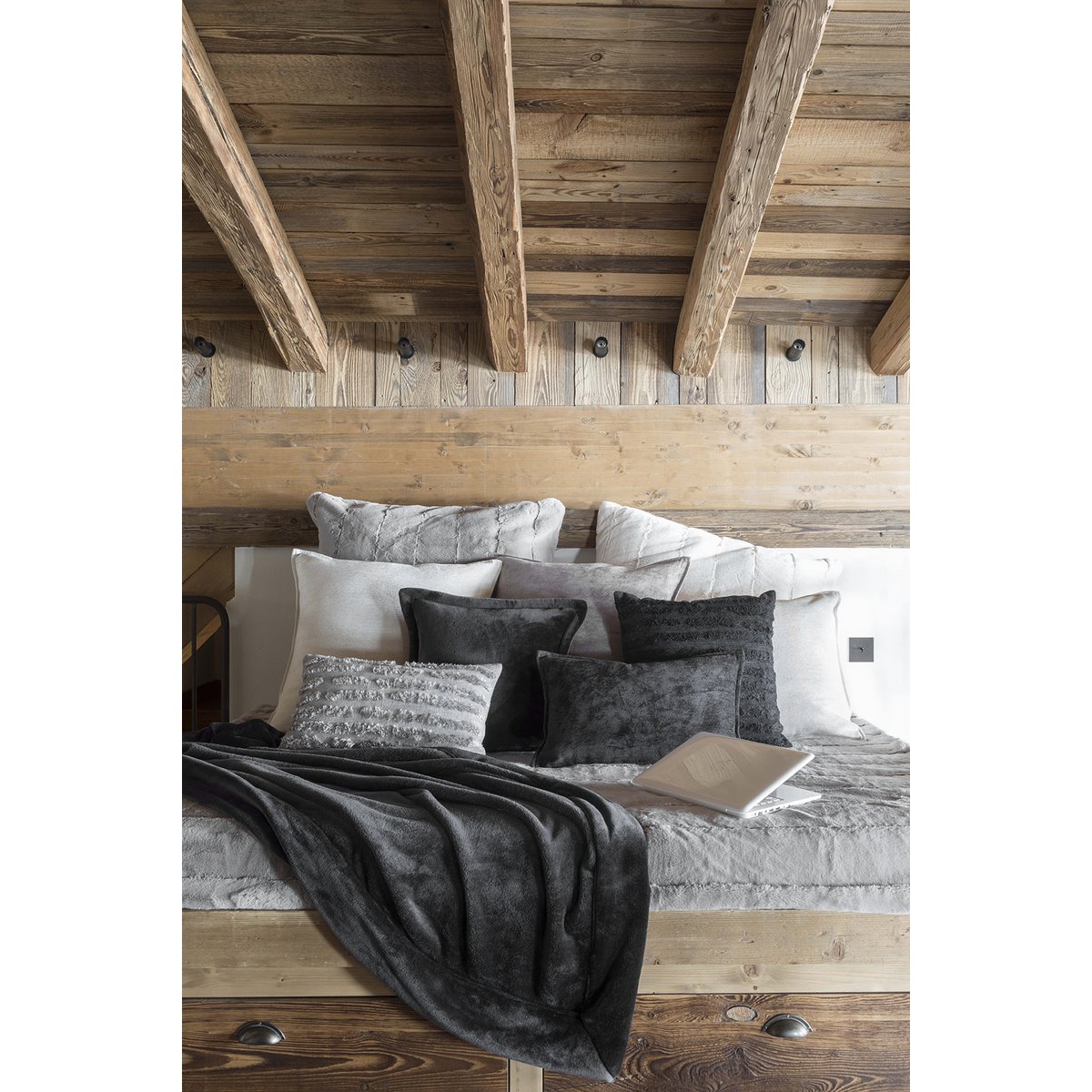 Coussin en microfibre de polyester toute douceur, couleur « shadow », 50 × 50 cm