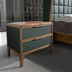 Bild in Galerie anzeigen, Lifestyle-Ansicht des Karlsruhe dunkelgrün gepolsterten Nachttischs neben dem passenden Bett, zeigt harmonische Materialien und elegantes Raumdesign.