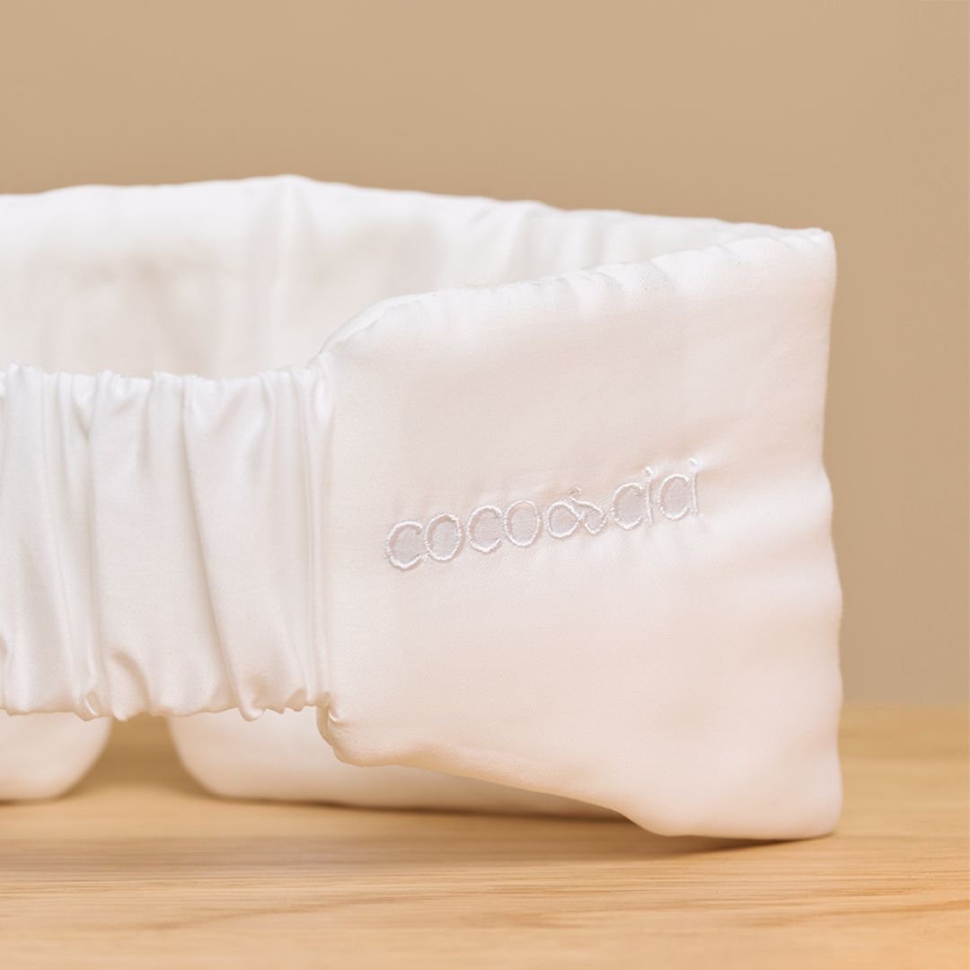 Close-up of the elastic band and the embroidered logo of the White sleeping mask