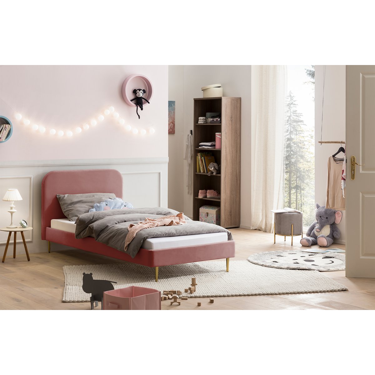 Polsterbett mit rosa Samtbezug, 90×200 cm, in einem Kinderzimmer