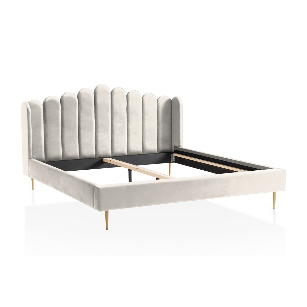 Muschelbett aus Samt in Beige, 180×200 cm, Schrägansicht des Rahmens mit muschelförmigem Kopfteil und goldlackierten Füßen