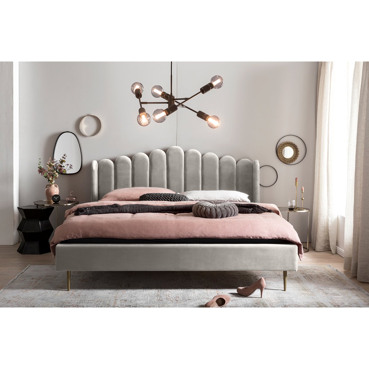 Muschelbett aus Samt in Beige, 180×200 cm, in einem Schlafzimmer mit rosafarbener Bettwäsche