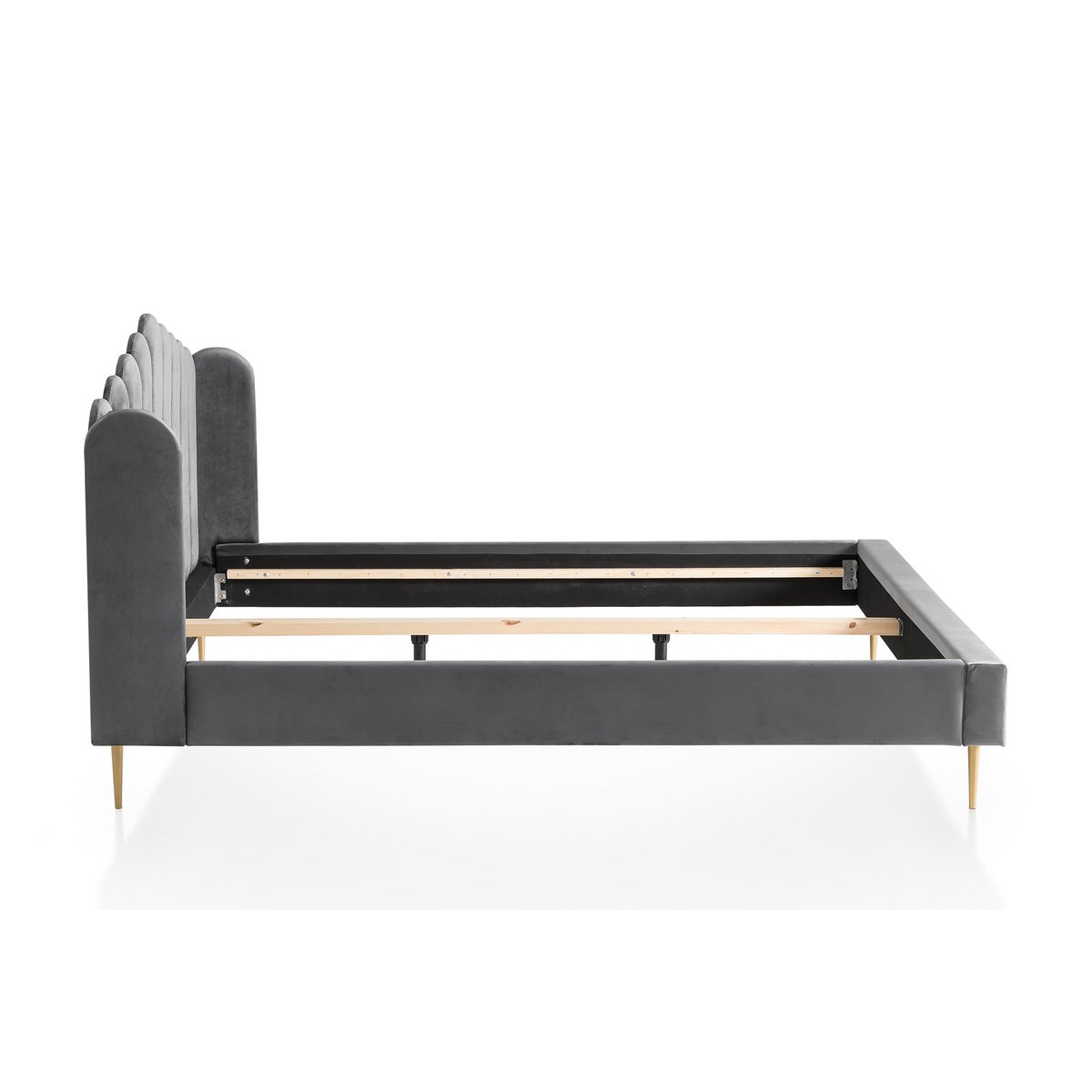 Vue de côté du lit coquille en velours gris montrant le profil de la tête de lit et les pieds peints en doré