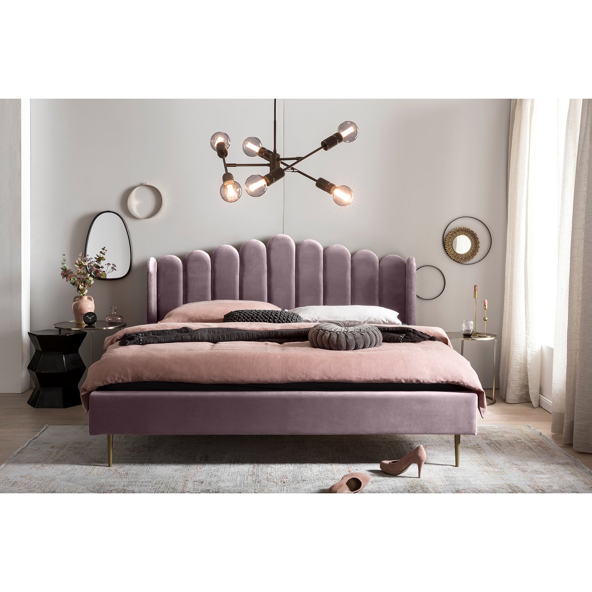Purple velvet shell bed 140×200 cm styled in a bedroom with pink bedding