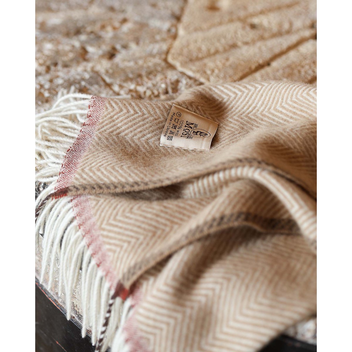 Détail du tissage en zigzag couleur camel et des franges du plaid Denver